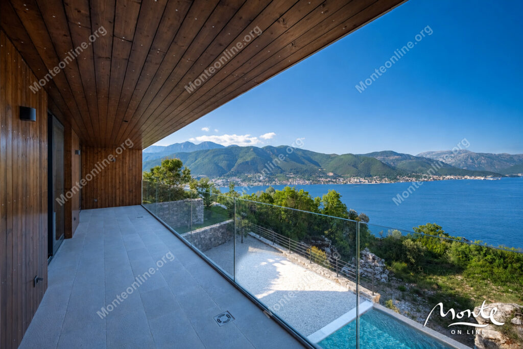villa s bassejnom na poluostrove lushticza garmoniya prirody i panoramnogo vida na more 02