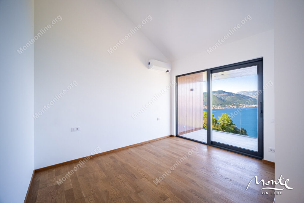 villa s bassejnom na poluostrove lushticza garmoniya prirody i panoramnogo vida na more 05