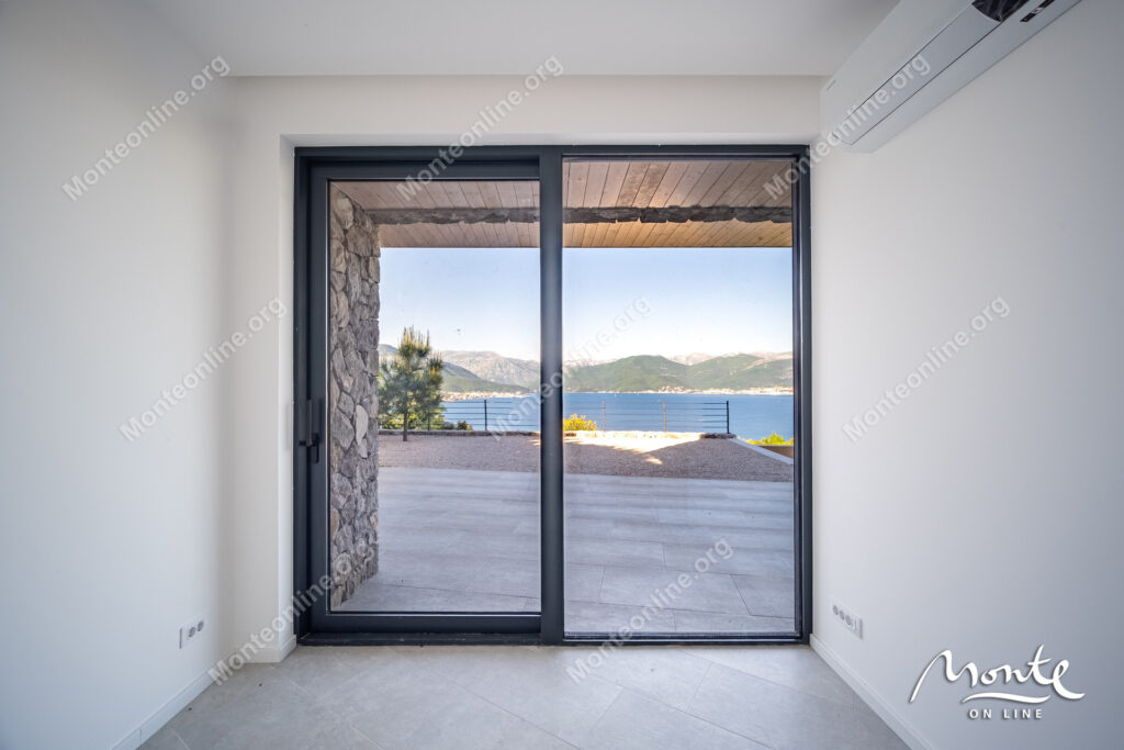 villa s bassejnom na poluostrove lushticza garmoniya prirody i panoramnogo vida na more 08