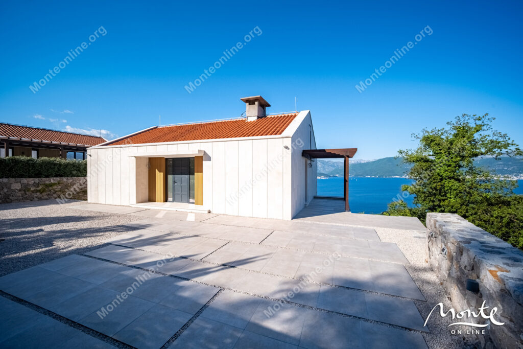 villa s bassejnom na poluostrove lushticza garmoniya prirody i panoramnogo vida na more 09