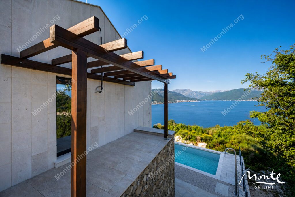 villa s bassejnom na poluostrove lushticza garmoniya prirody i panoramnogo vida na more 12