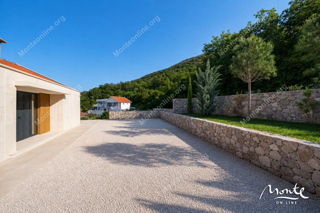 villa s bassejnom na poluostrove lushticza garmoniya prirody i panoramnogo vida na more 14