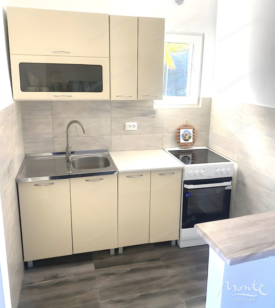 dvuhetazhnyj dom s dvumya apartamentami v 50 metrah ot morya krashichi 08