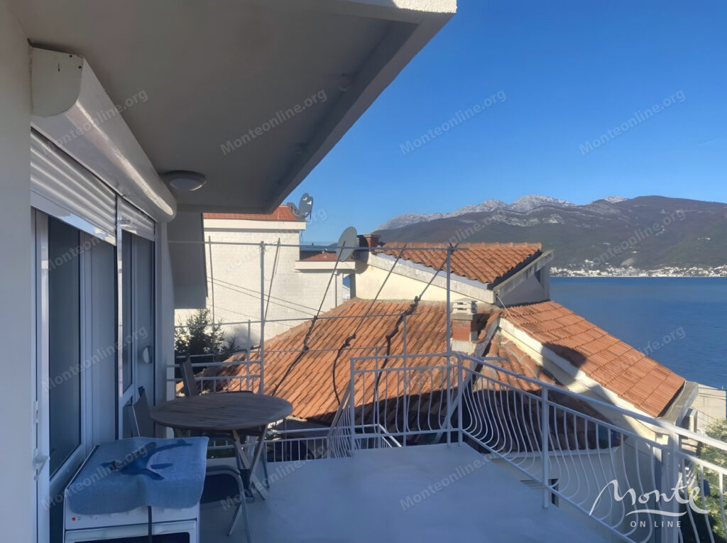 dvuhetazhnyj dom s dvumya apartamentami v 50 metrah ot morya krashichi 11
