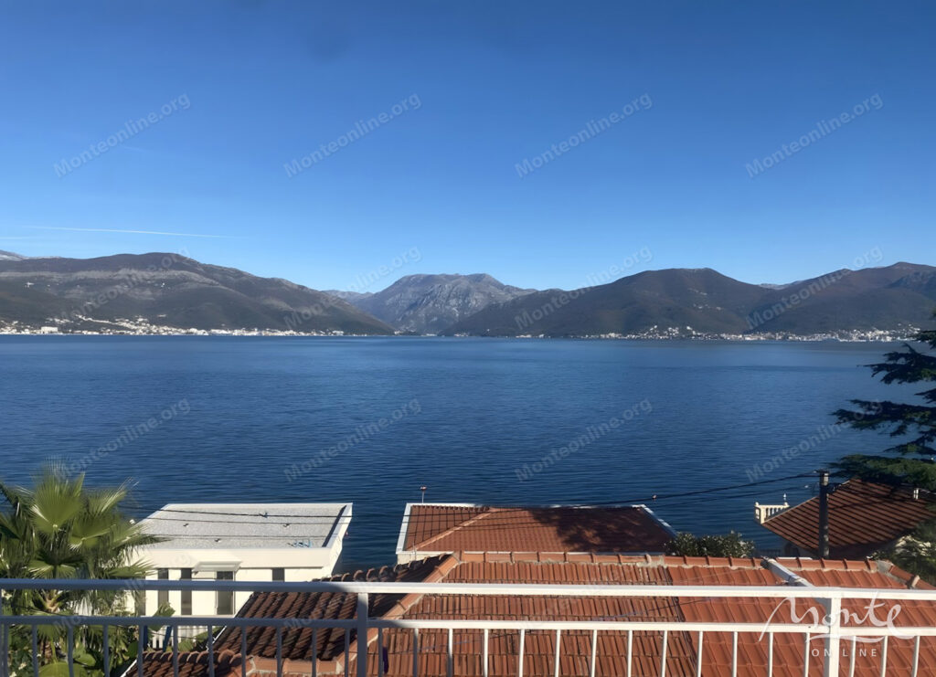 dvuhetazhnyj dom s dvumya apartamentami v 50 metrah ot morya krashichi 12