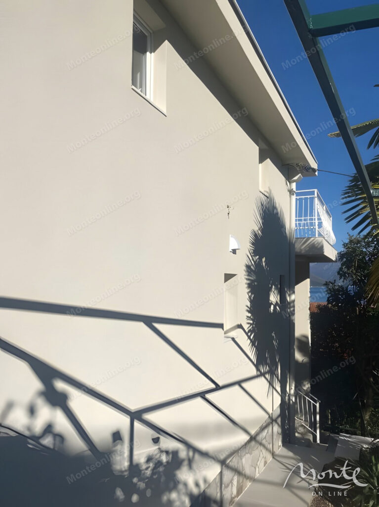 dvuhetazhnyj dom s dvumya apartamentami v 50 metrah ot morya krashichi 15