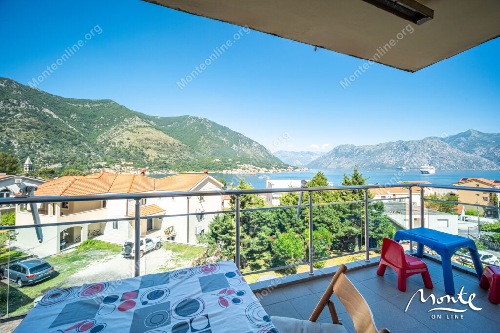funkczionalnaya dvuhspalnaya kvartira s dvumya balkonami i parkovkoj v dobrote kotor 01