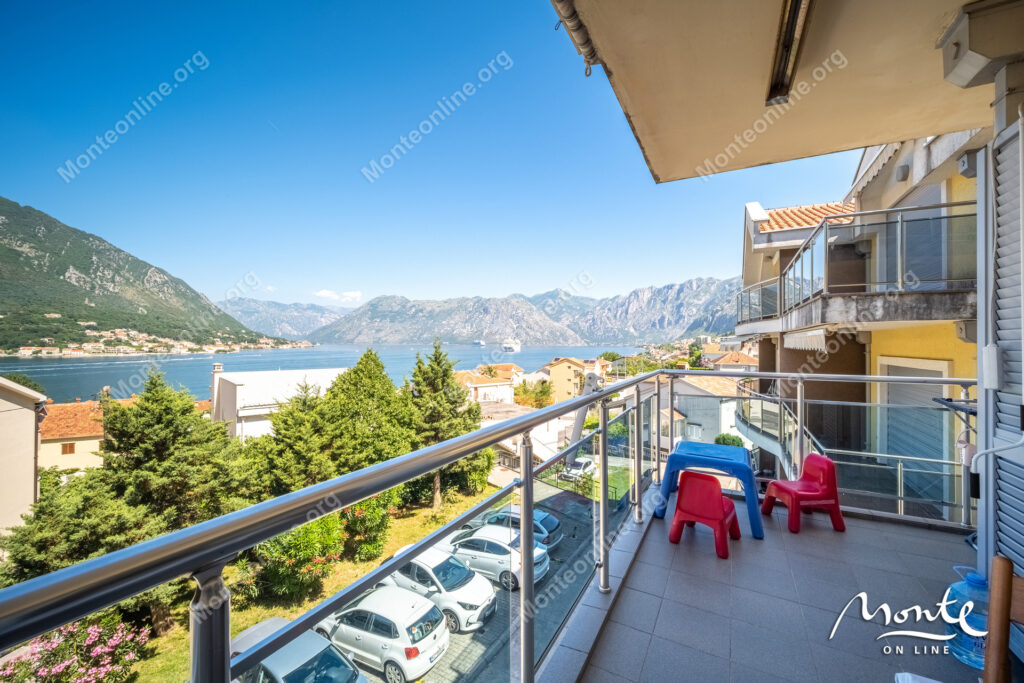 funkczionalnaya dvuhspalnaya kvartira s dvumya balkonami i parkovkoj v dobrote kotor 31