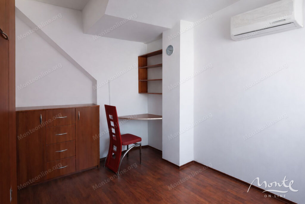Furnished three-bedroom apartment in the very center of Podgoriczy 02