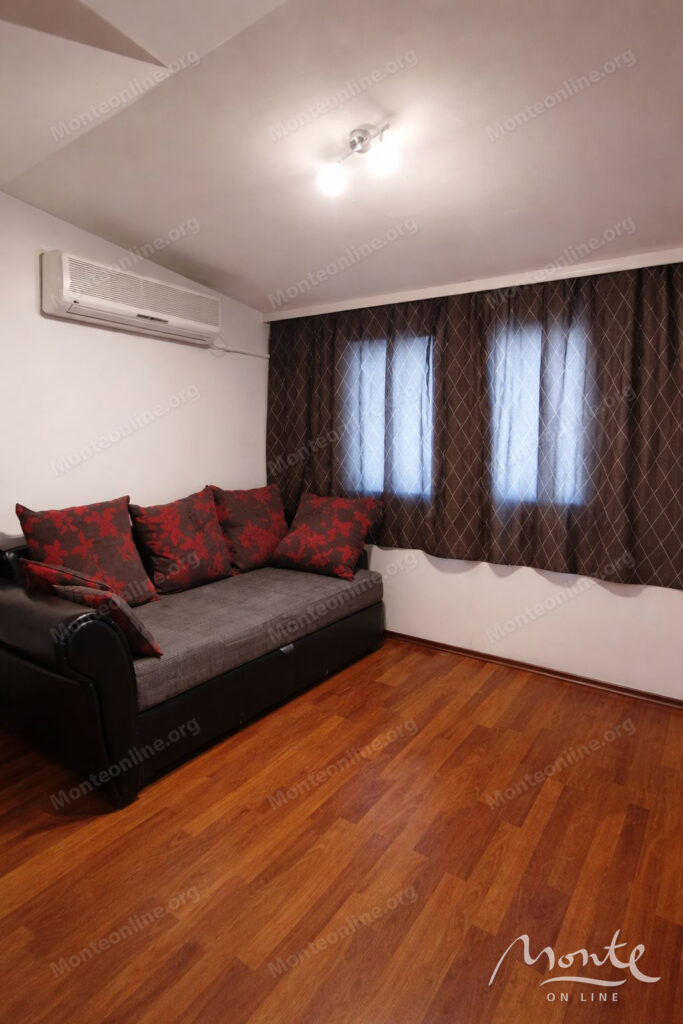 Furnished three-bedroom apartment in the very center of Podgoriczy 03