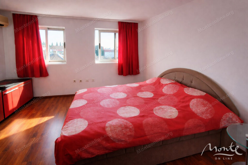 Furnished three-bedroom apartment in the very center of Podgoriczy 05