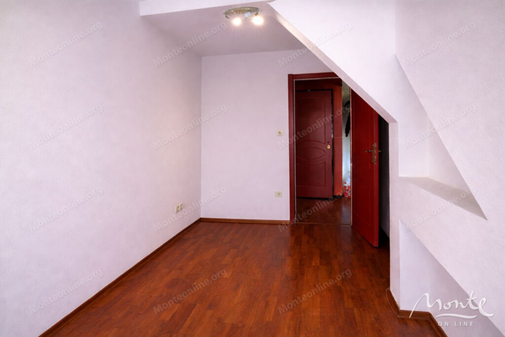 Furnished three-bedroom apartment in the very center of Podgoriczy 08