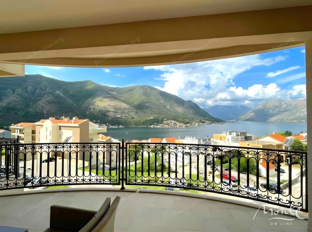 prostornaya kvartira s 2 spalnyami s panoramnym vidom na more v dobrote 01