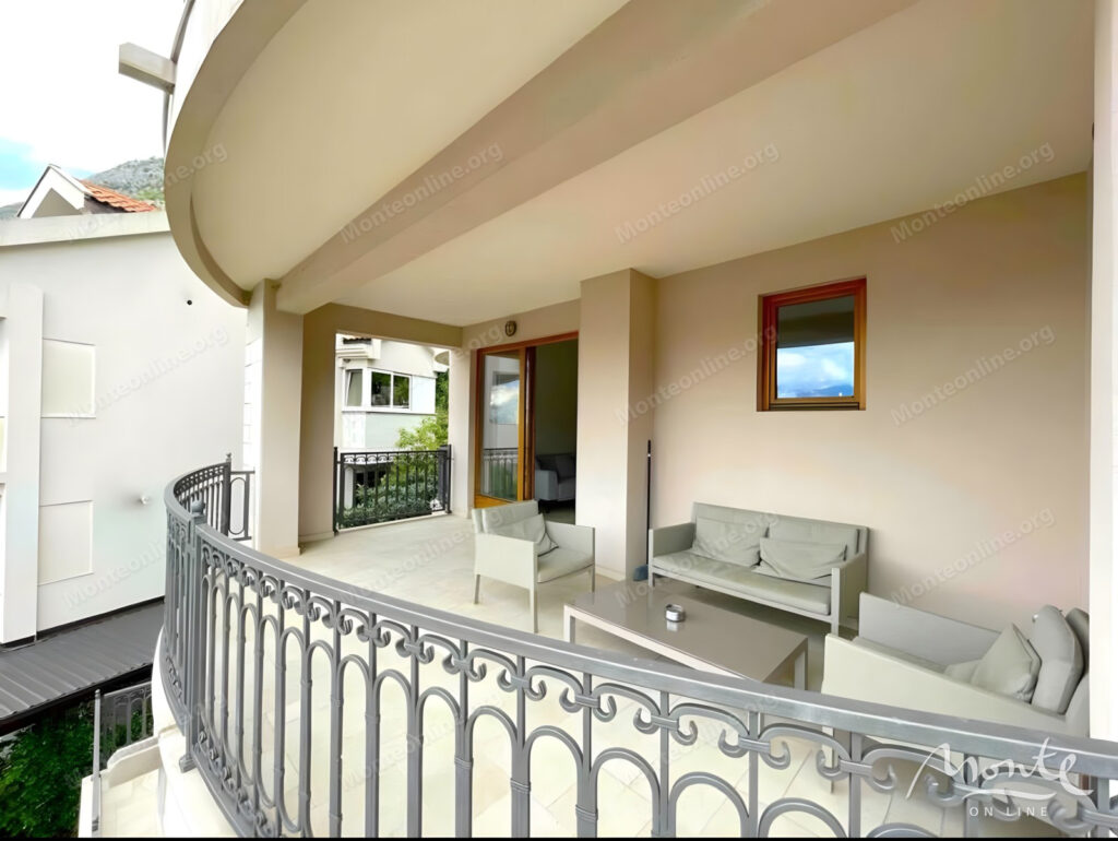 prostornaya kvartira s 2 spalnyami s panoramnym vidom na more v dobrote 10