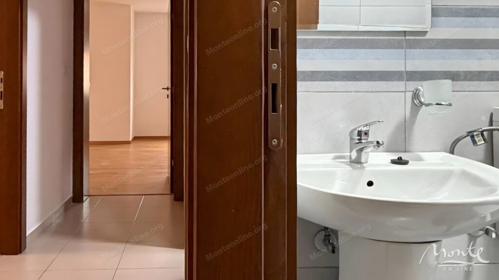 prostornaya kvartira s 2 spalnyami v sovremennom dome podgoricza 12