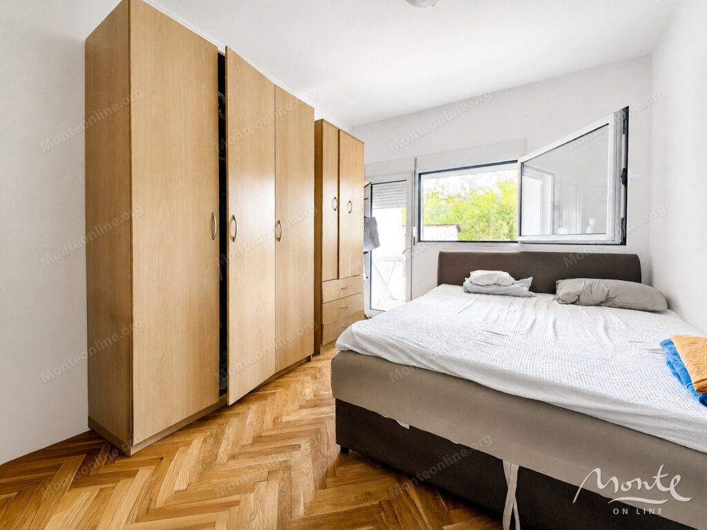 dom s bolshim uchastkom v prirodnom okruzhenii v czentre podgoriczy 08