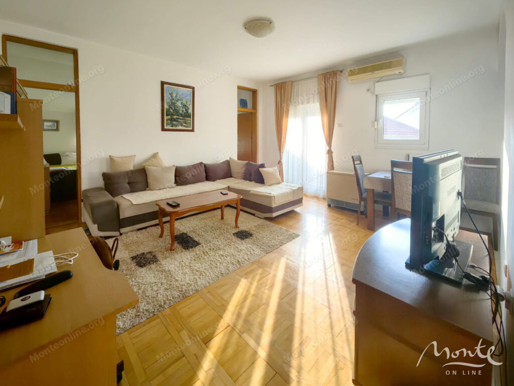 two-bedroom apartment with a terrace in Masline Podgoricza 02