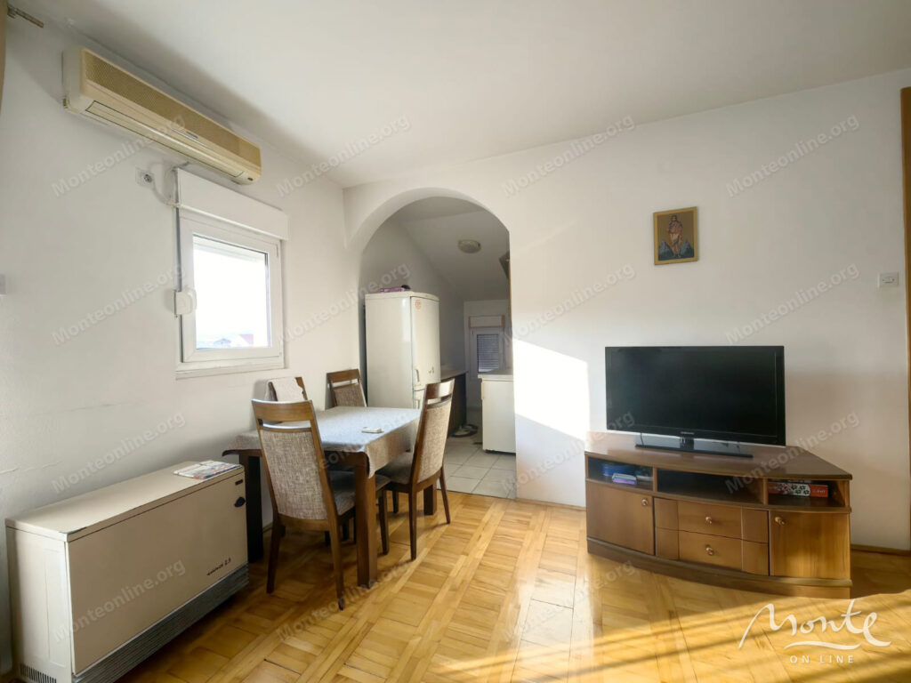 two-bedroom apartment with a terrace in Masline Podgoricza 03