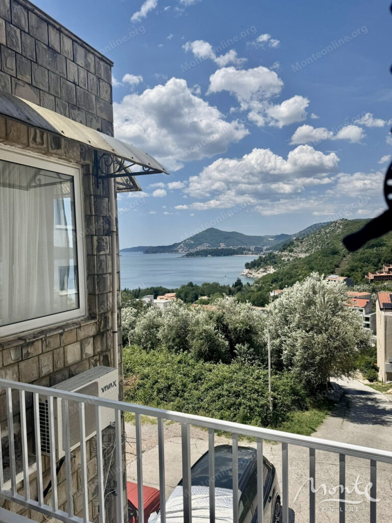 svetlaya kvartira s 2 spalnyami s vidom na more i gory v kamenovo 01
