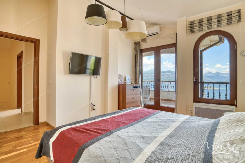 trehetazhnyj dom s panoramnym vidom na zaliv v bogishichi tivat 07