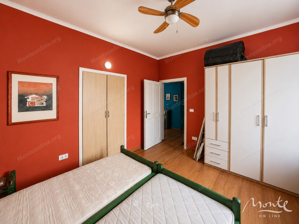 uyutnyj dom s prostornoj terrasoj v 100 metrah ot morya tivat 08