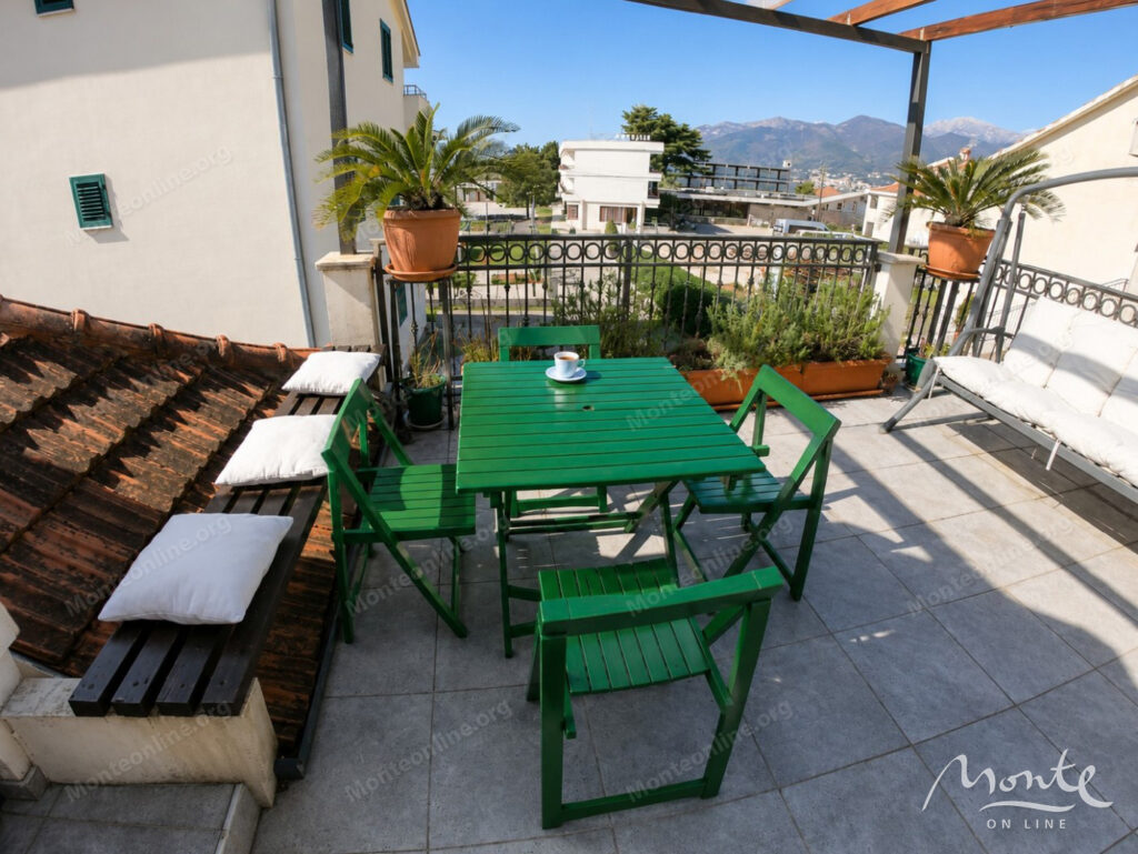 uyutnyj dom s prostornoj terrasoj v 100 metrah ot morya tivat 14