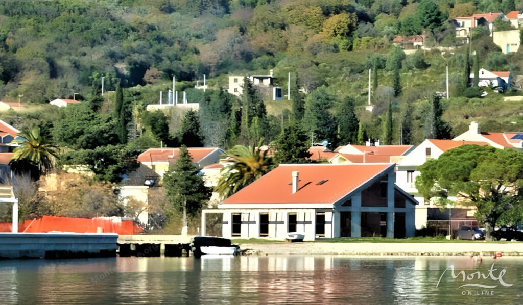 villa na pervoj linii so svoim plyazhem i prichalom v dzhenovichi herczeg novi 01