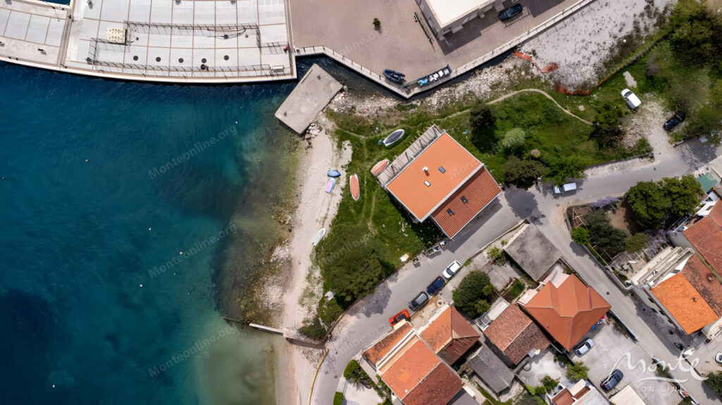 villa na pervoj linii so svoim plyazhem i prichalom v dzhenovichi herczeg novi 04