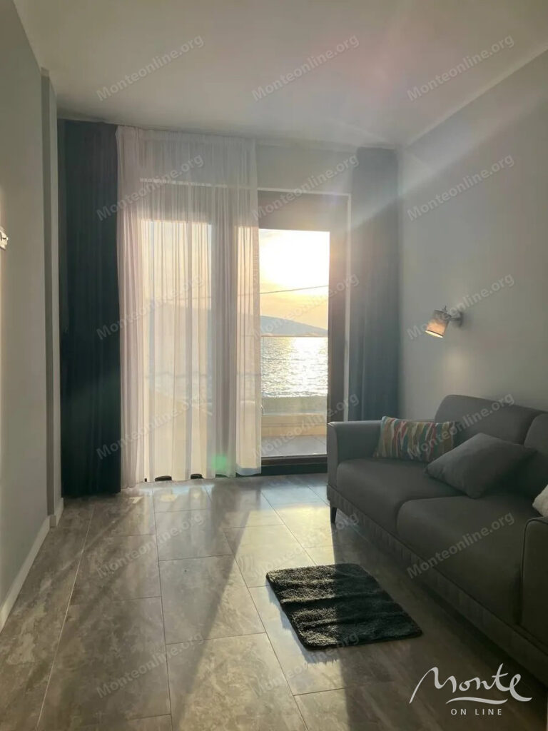 apartamenty s 1 spalnej v donya lastve tivat pervaya liniya u morya 04