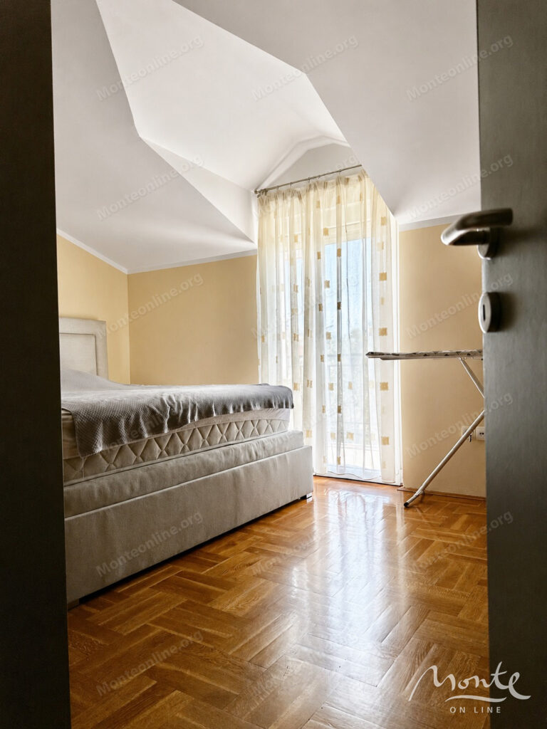 bolshoj semejnyj dom s garazhom i prostornym uchastkom v podgoricze 07