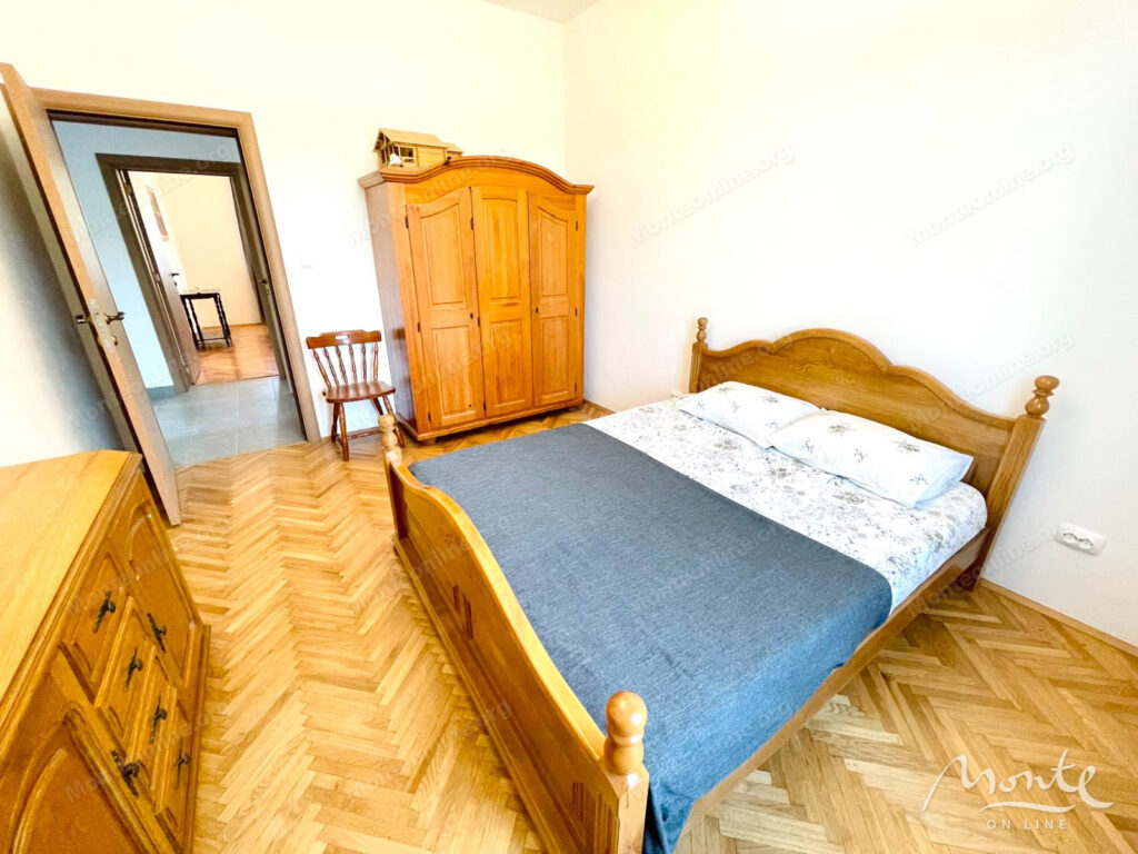 dom s bolshim zemelnym uchastkom v radovichah poluostrov lushticza 12