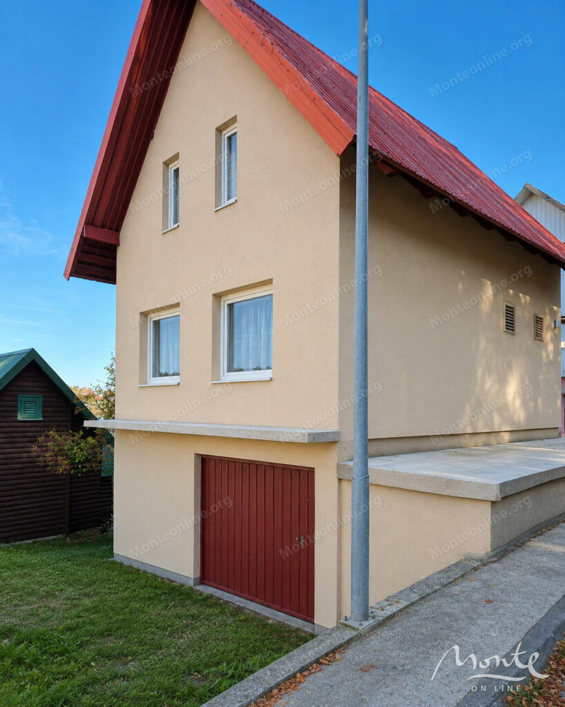 House near Black Lake Zhablyak 01