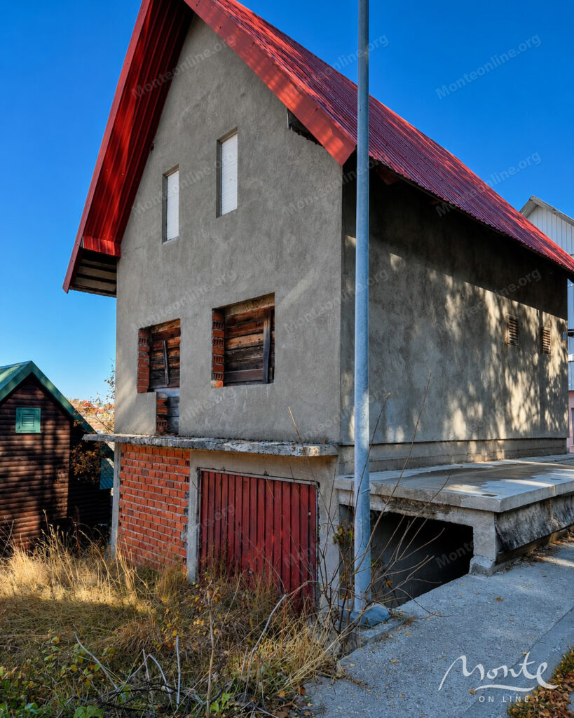 House near Black Lake Zhablyak 02
