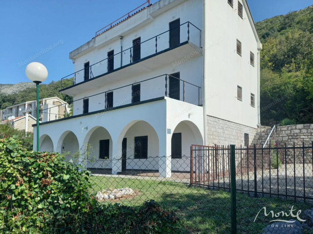 gostinicza pod restavracziyu s panoramnymi vidy na more vg petrovacz 01