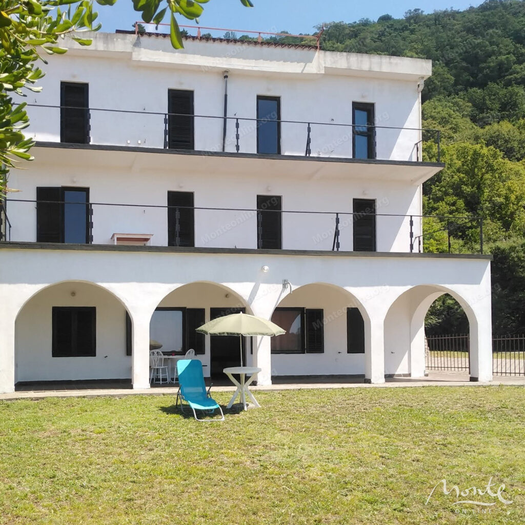 gostinicza pod restavracziyu s panoramnymi vidy na more vg petrovacz 02