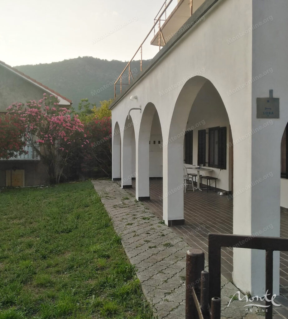 gostinicza pod restavracziyu s panoramnymi vidy na more vg petrovacz 17