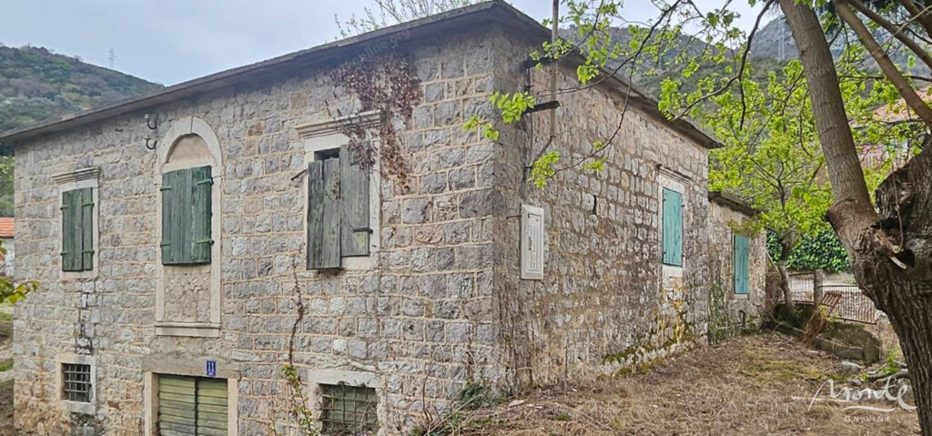 kamennyj dom pod polnuyu restavracziyu v kamenari herczeg novi 02
