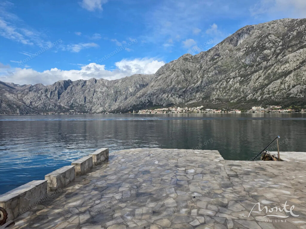 polnostyu otremontirovannaya kvartira na pervoj linii morya v prchani kotor 01