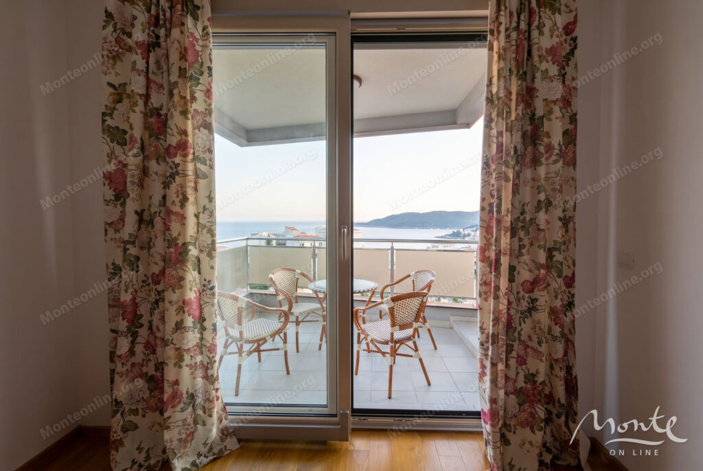 prostornaya kvartira s 3 spalnyami i vidom na more v bechichi 21