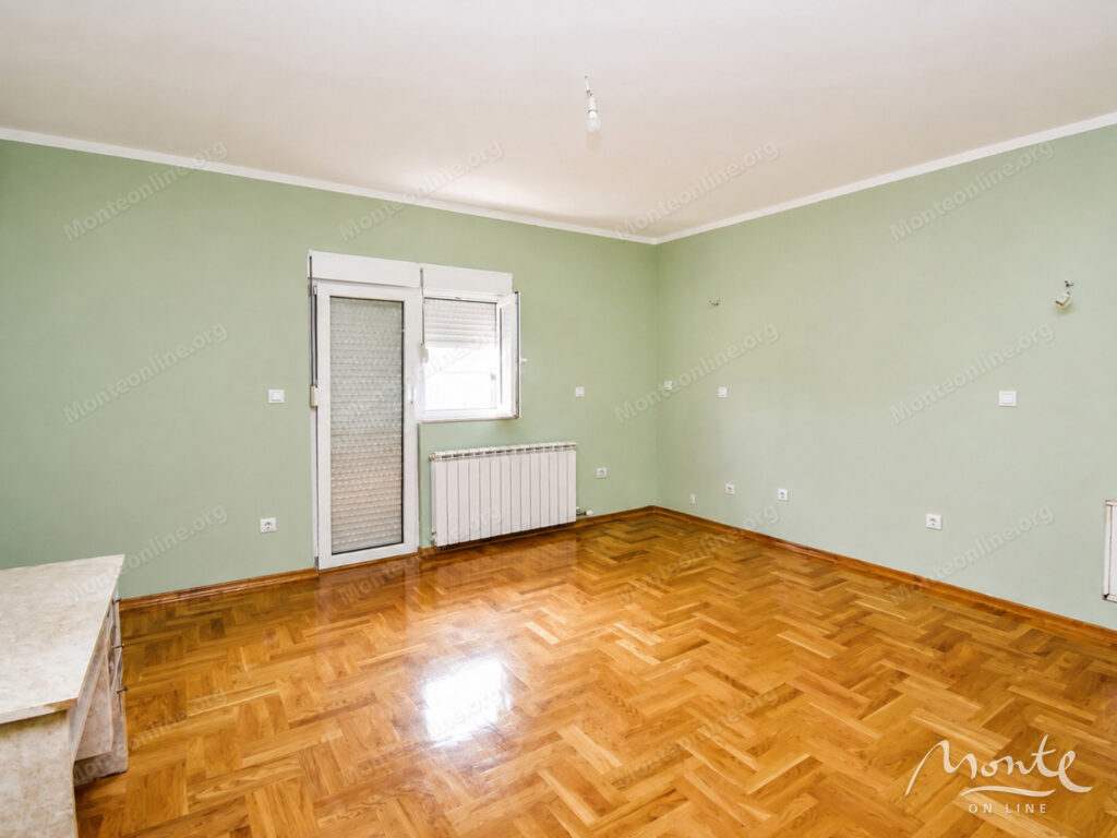 prostornyj semejnyj dom s bolshim uchastkom v podgoricze rajon donya goricza 04