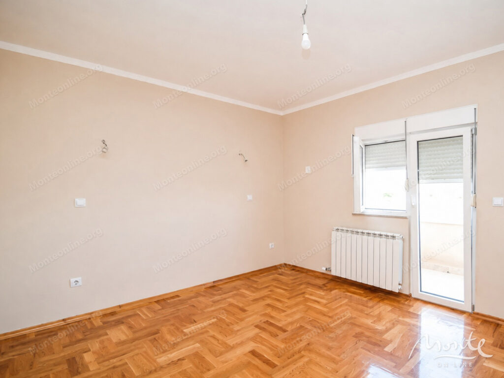 prostornyj semejnyj dom s bolshim uchastkom v podgoricze rajon donya goricza 05