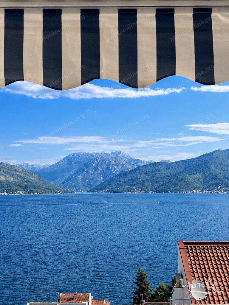 renovirovannaya kvartira s panoramnym vidom na boko kotorskij zaliv krashichi 01