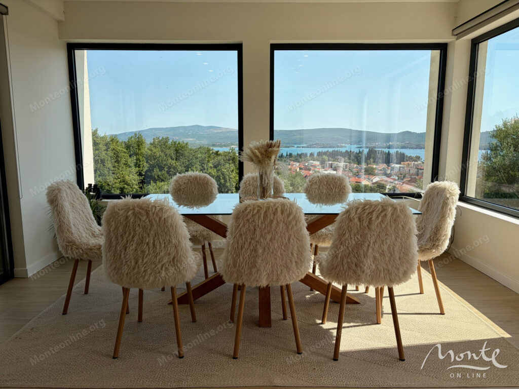 Luksuzna vila sa panoramskim pogledom na zaljev, vrtom i garažom u Tivtu 03