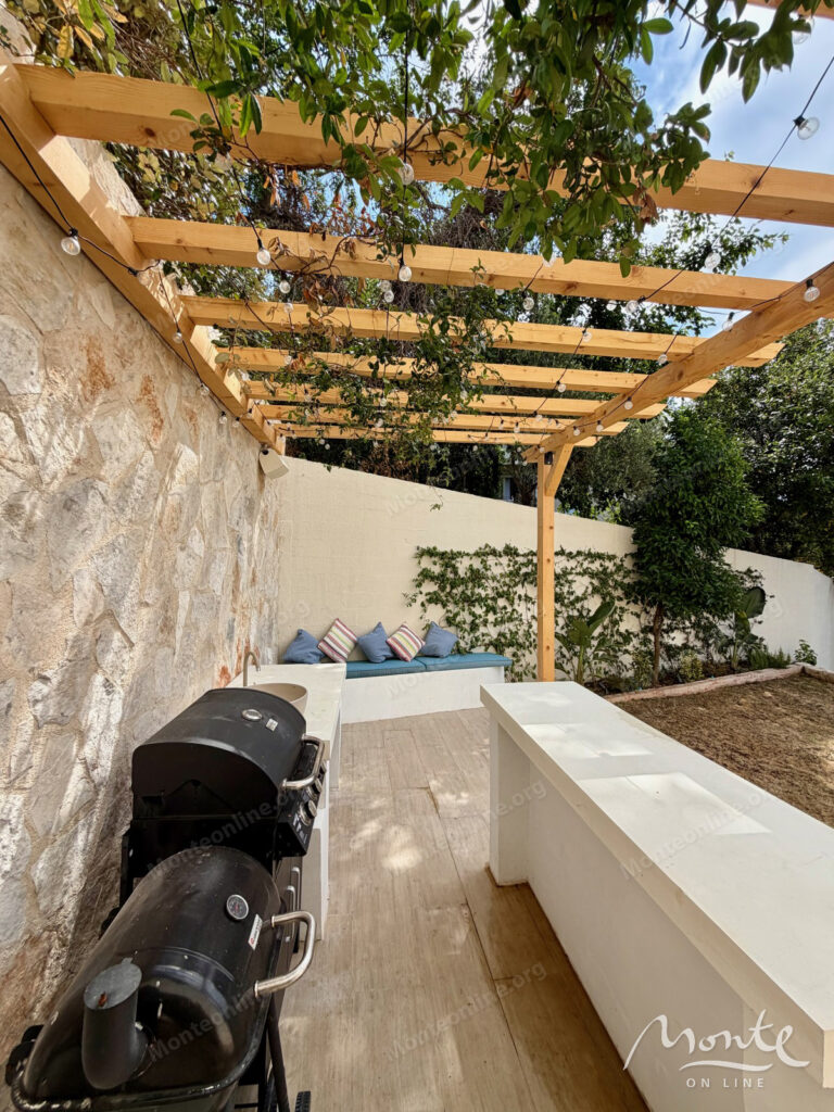 Luksuzna vila sa panoramskim pogledom na zaljev, vrtom i garažom u Tivtu 21