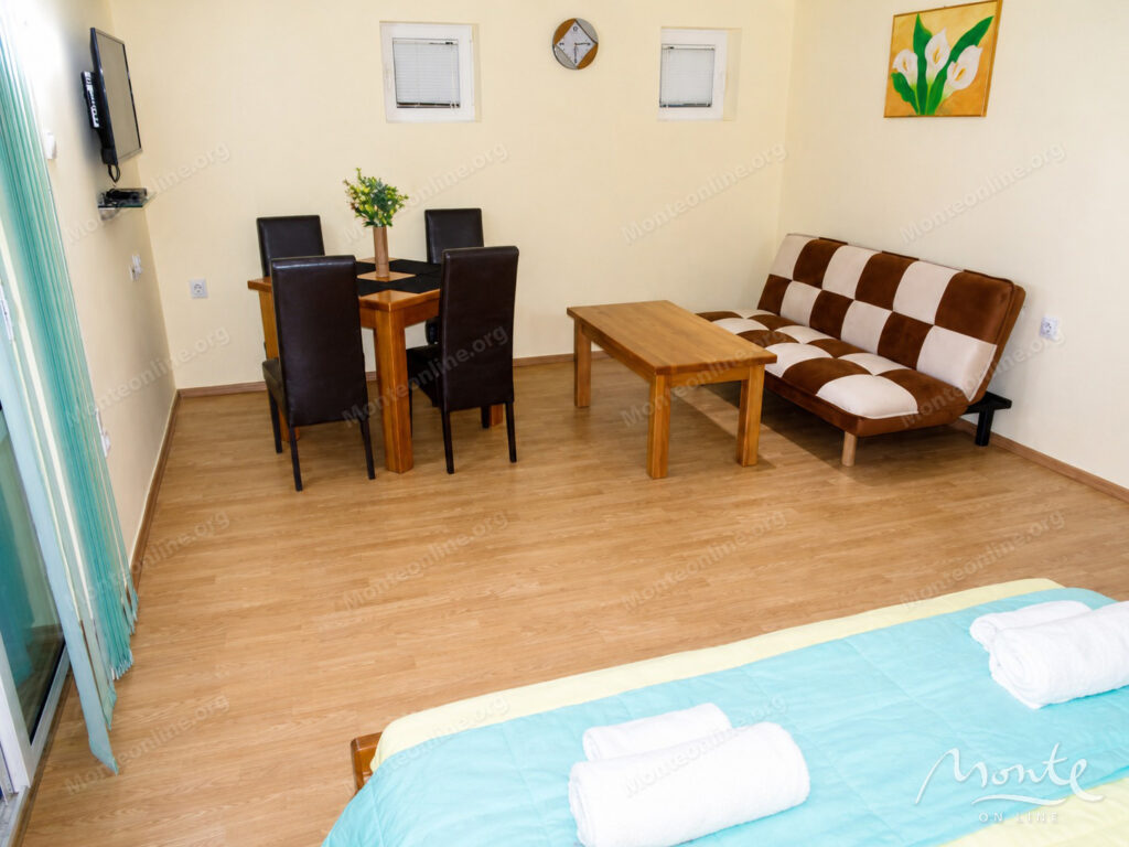 trehetazhnaya villa s bassejnom i vidom na more v dobra voda bar 02