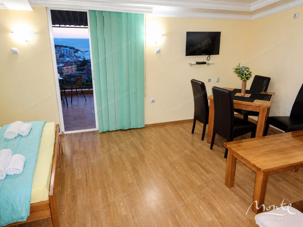 trehetazhnaya villa s bassejnom i vidom na more v dobra voda bar 03