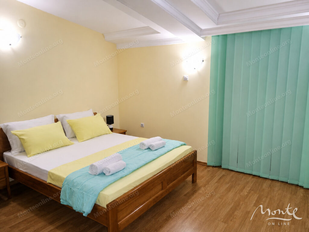 trehetazhnaya villa s bassejnom i vidom na more v dobra voda bar 06