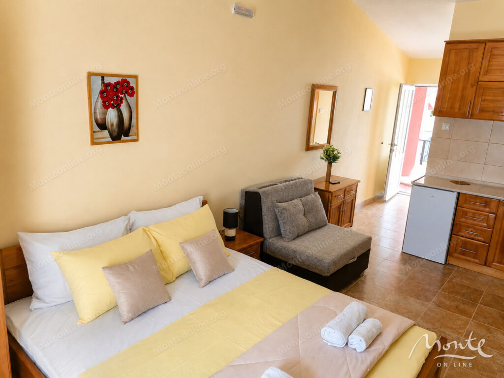 trehetazhnaya villa s bassejnom i vidom na more v dobra voda bar 07