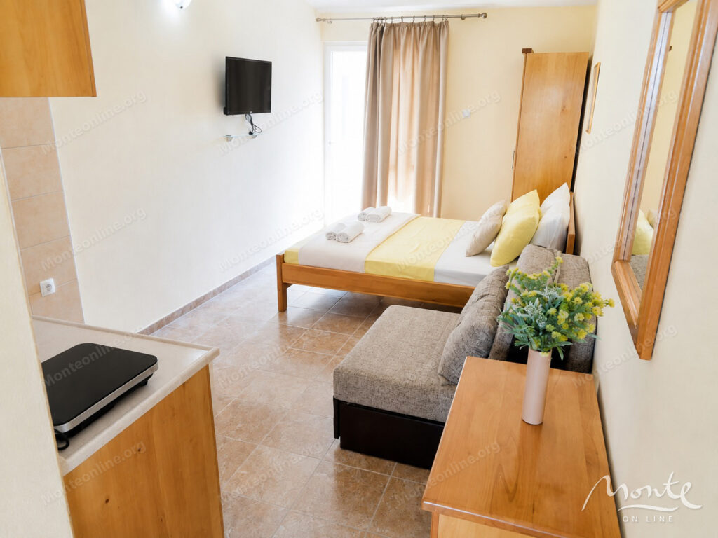 trehetazhnaya villa s bassejnom i vidom na more v dobra voda bar 08