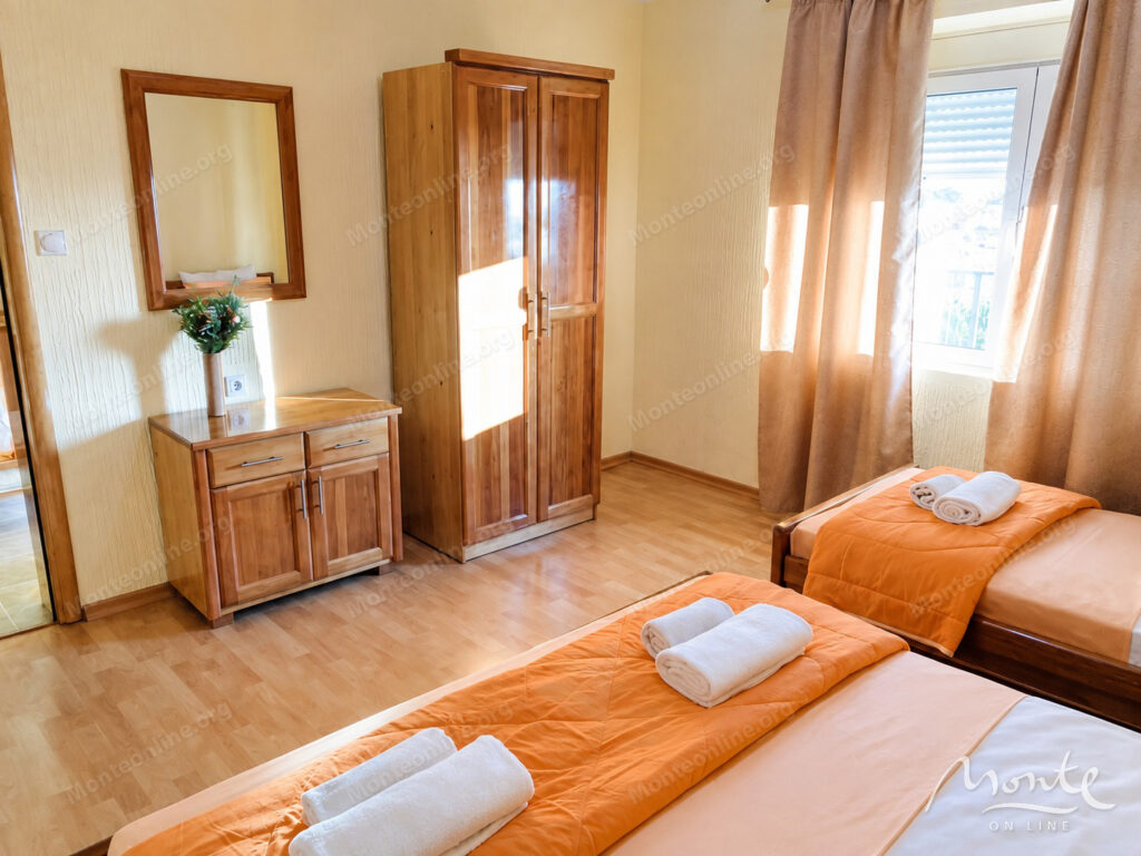 trehetazhnaya villa s bassejnom i vidom na more v dobra voda bar 09